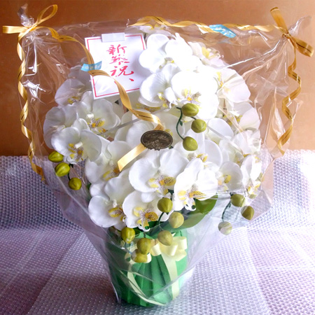 光触媒 造花 胡蝶蘭アレンジ6本立ち(ホワイトイエロー)のラッピング