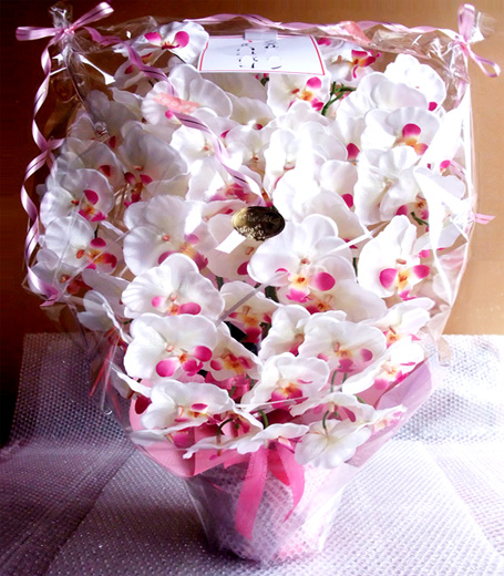 光触媒 造花 胡蝶蘭アレンジ特大サイズ陶器仕様D(7本立ち・ホワイトビューティー)のラッピング