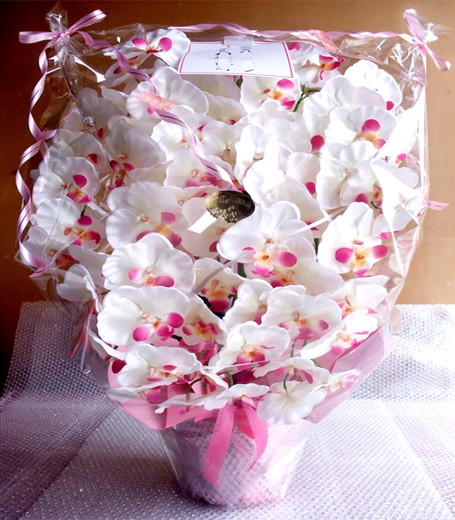 光触媒 造花 胡蝶蘭アレンジ特大サイズ陶器仕様D(7本立ち・ホワイトビューティー)のラッピング