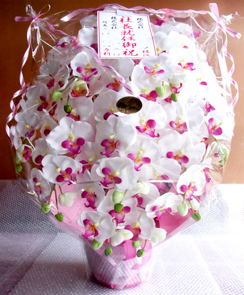 光触媒 造花 胡蝶蘭アレンジ特大サイズ陶器仕様C(9本立ち・ホワイトビューティー)のラッピング