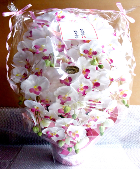 光触媒 造花 胡蝶蘭アレンジ特大サイズ陶器仕様C(9本立ち・ホワイトビューティー)のラッピング