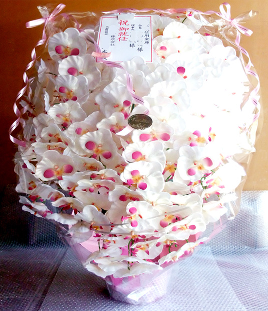 光触媒 胡蝶蘭アレンジ超特大サイズ陶器仕様D(15本立ち・ホワイトビューティー)のラッピング