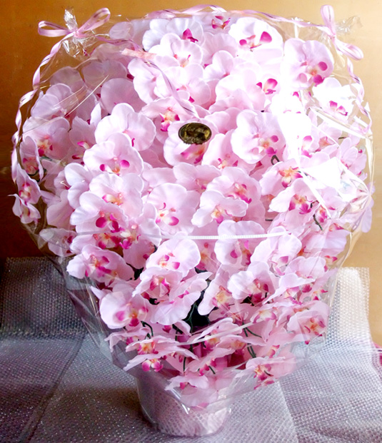 光触媒 胡蝶蘭アレンジ超特大サイズ陶器仕様D(15本立ち・ピンクラベンダー)のラッピング